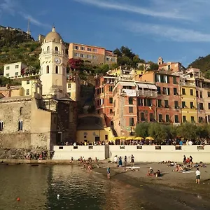 la-casa-del-borgo-beverino.hotelitalianriviera.com/